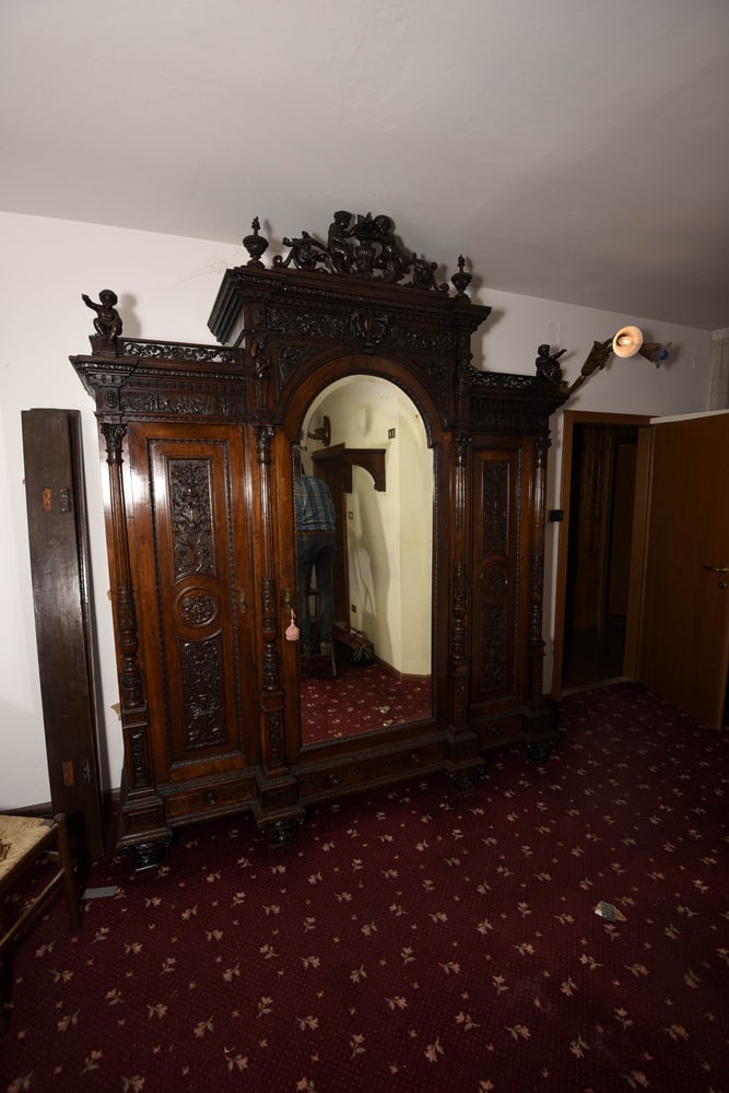 Carved Walnut Cabinet from Sellerio Giuseppe Milano - 6