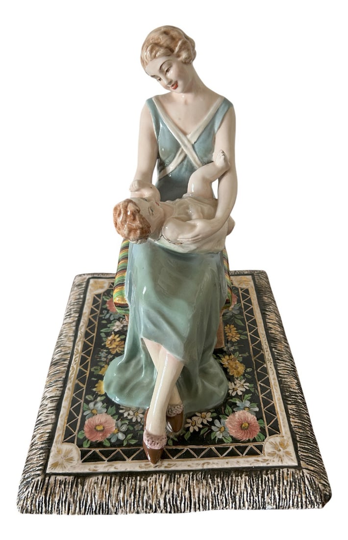 Maternity Statuette by Vincenzo Bertolotti, 1930s: Art Deco - VINCENZO BERTOLOTTI V.B. - Maternity, 1930sArt Deco sculpture in the round in polychrome ceramic with casting moulding.Manufacturer's signature and model number in black underglaze at the