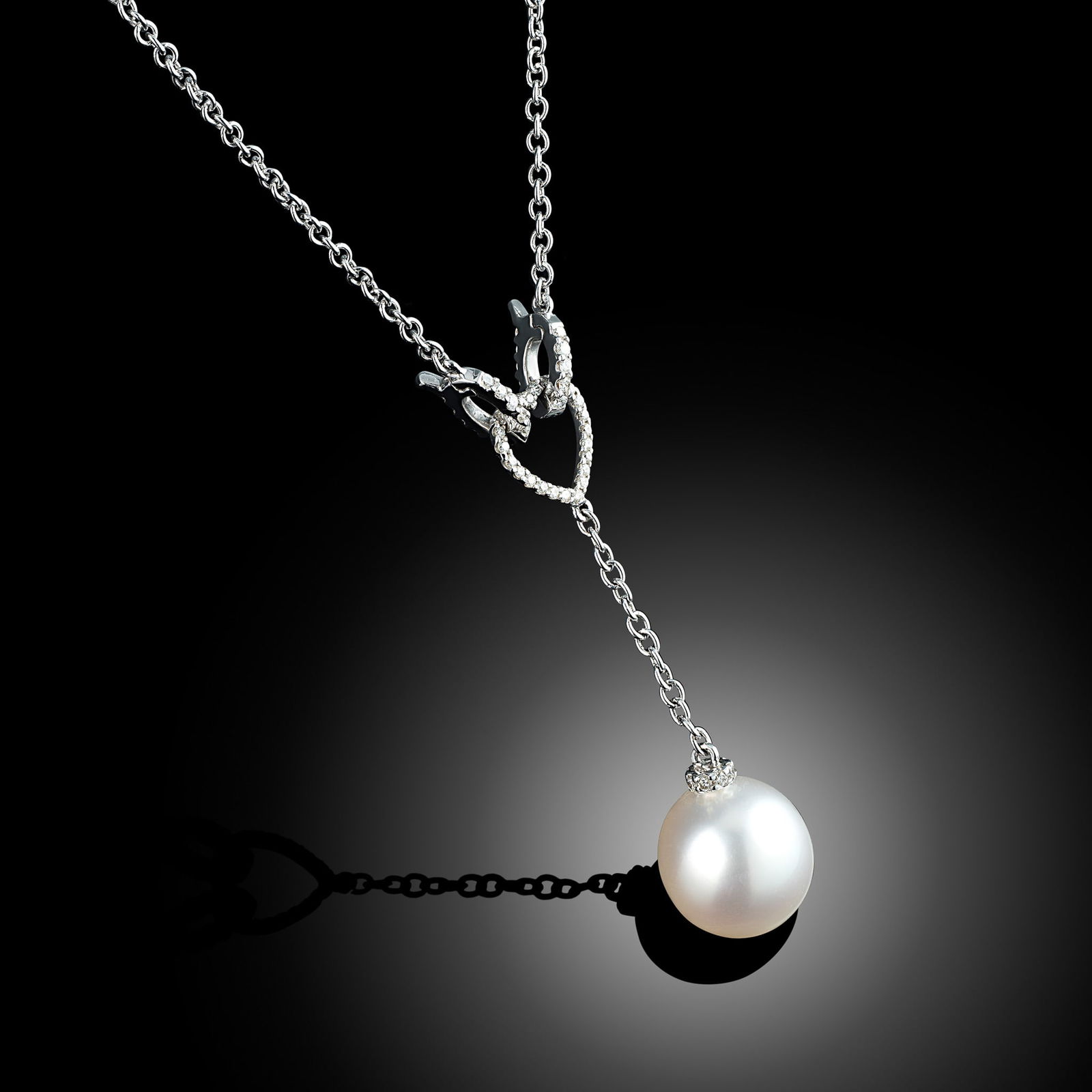 18 Carat South Sea Pearl And Diamond Pendant: 18 carat white gold Akoya pearl and diamond pendant with oval clasp Length 18" Metal Type 18ct White Gold Pearl Type South Sea Pearl Size 10.5-11mm Diamond Weight
