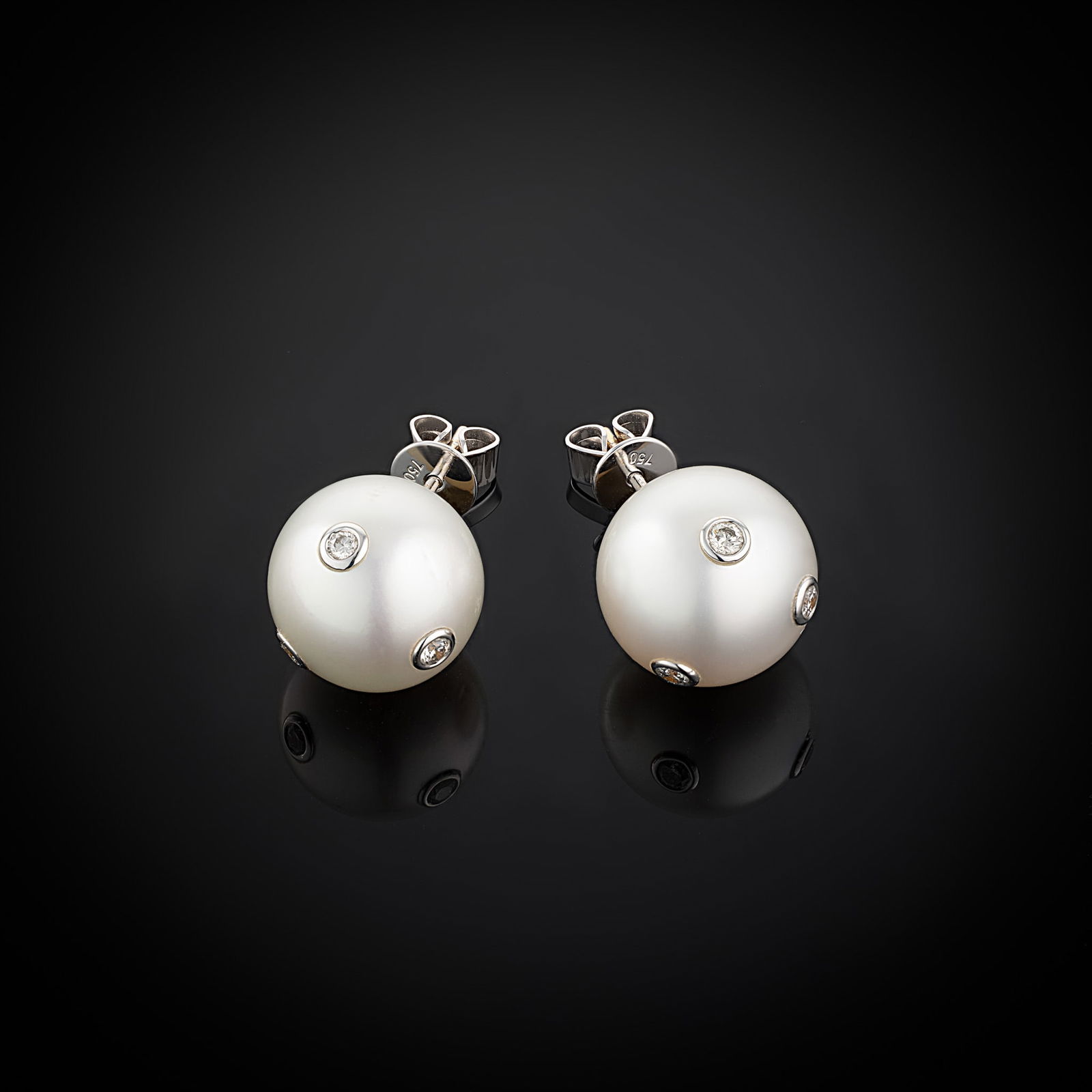 18 Carat Diamond Set South Sea Pearl Stud Earrings: 18 carat white gold South Sea pearl pendant with embedded bezel-set diamonds Length N/A Metal Type 18ct White Gold Pearl Type South Sea Pearl Size 13-13.5mm Diamond