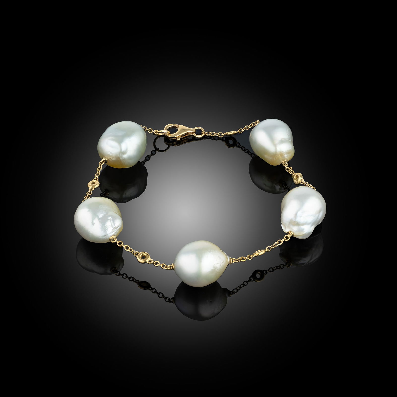 18 Carat Cream South Sea Baroque Pearl Chain Bracelet:  Length 7.5" Metal Type 18ct Yellow Gold Pearl Type South Sea Pearl Size 12-12.5mm Diamond Weight N/A Gross Weight 17gms Materials 18ct yellow gold,