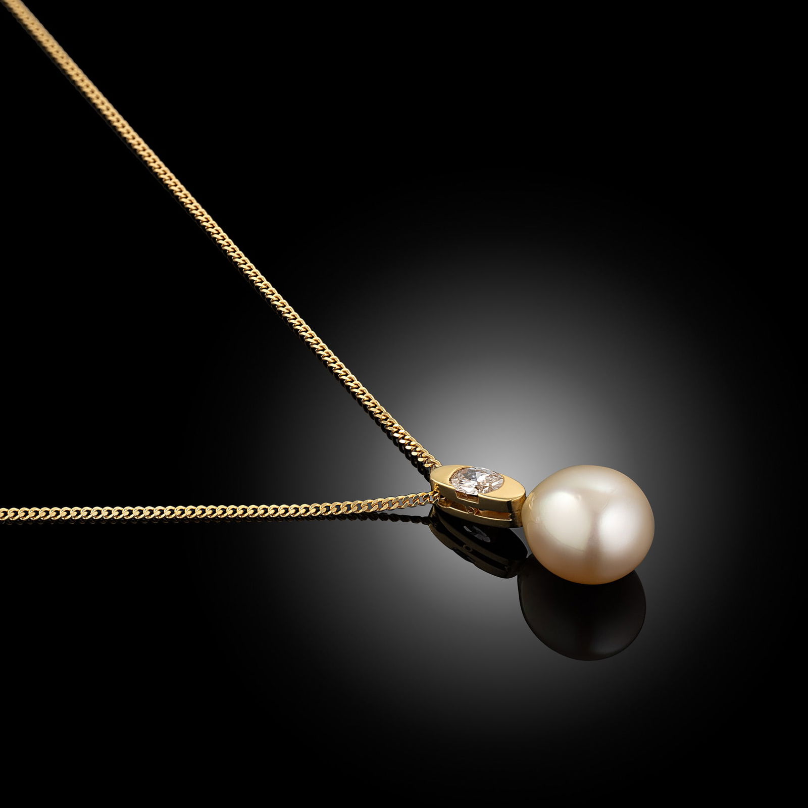 18 Carat Gold South Sea Pearl And Diamond Pendant Necklace - 3