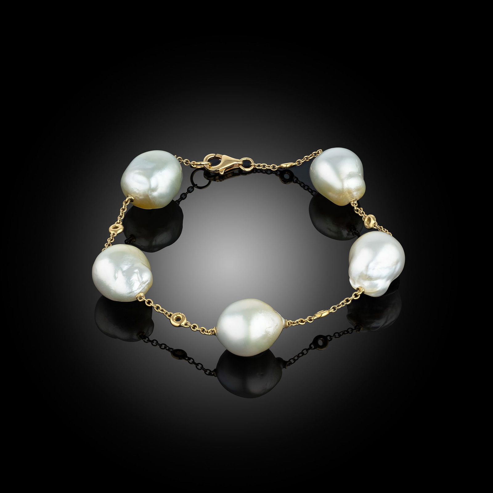 18 Carat Cream South Sea Baroque Pearl Chain Bracelet: 18 carat yellow gold baroque South Sea pearl chain bracelet with round spacers Length 7.5" Metal Type: 18ct Yellow Gold Pearl Type: South Sea Pearl Size: 12-12.5mm Diamond Weight: N/A Condition: Unwor