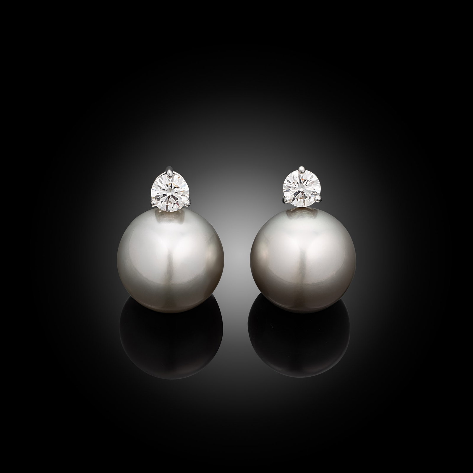 18ct White Gold Pale Grey Tahitian Pearl & Diamond Studs: 18ct white gold light shade grey Tahitian pearl studs with round diamond tops Item Length: N/A Drop Length: 15mm Metal Type: 18ct White Gold Pearl Type: Tahitian Pearl Size: 11.5-12mm Diamond Weight: 