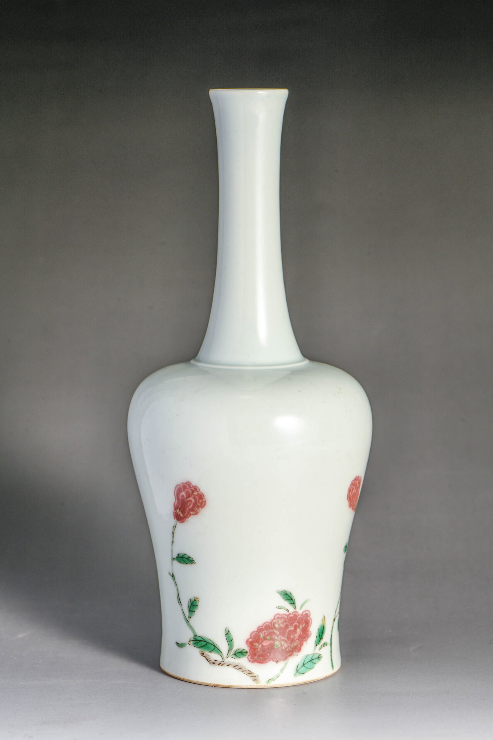 Porcelain flower-shaped bell-jug with enamel decoration: PORCELAIN FLOWER-SHAPED BELL-JUG WITH ENAMEL DECORATION Description: Item: Made in the reign of Emperor Kangxi, Qing Dynasty Width: 9.5 cm x Height: 23 cm