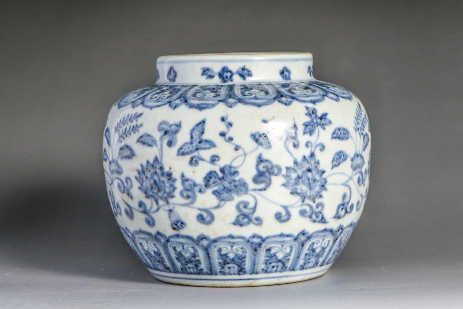 Blue and white scroll-leaf lotus pattern small jar - 2