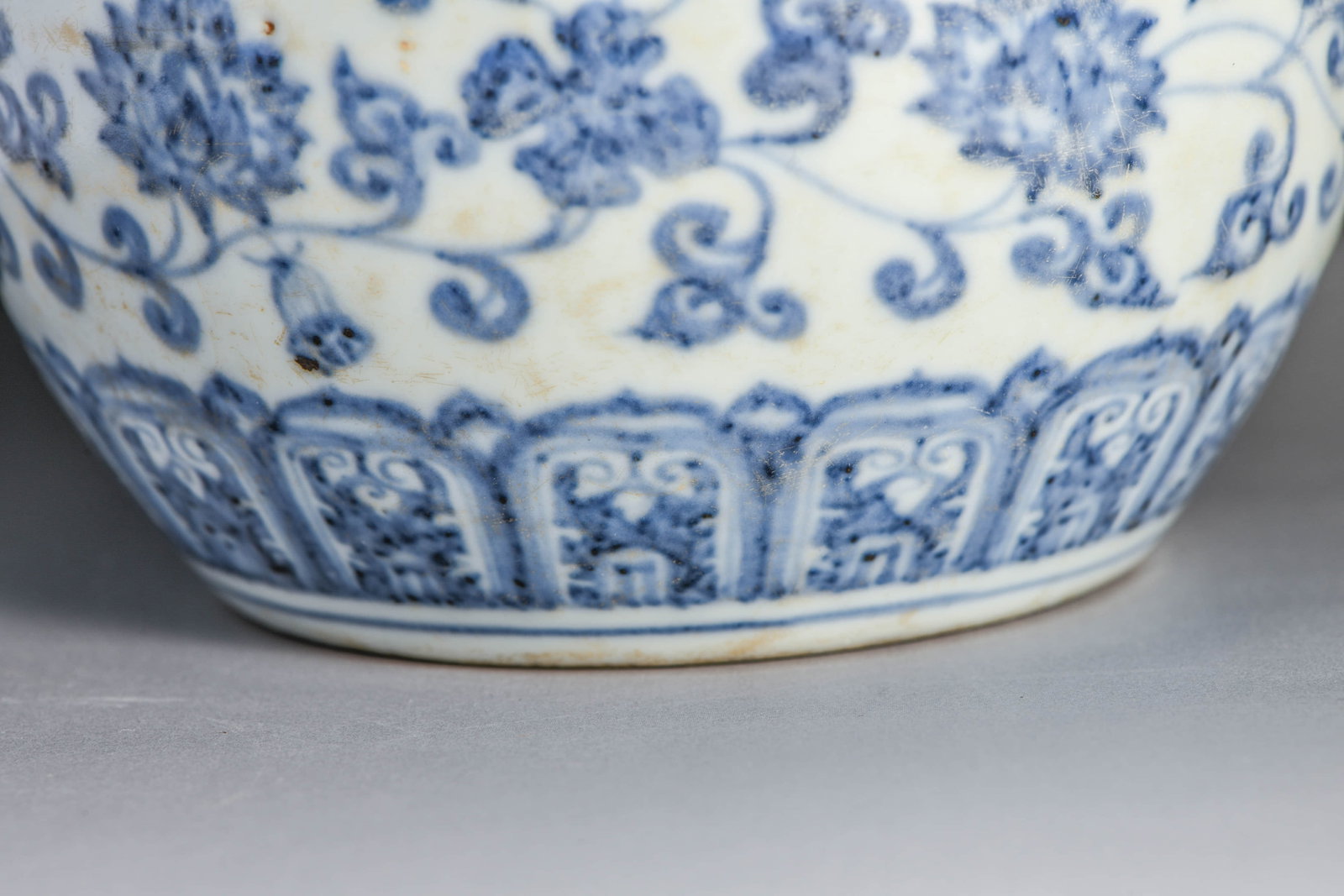 Blue and white scroll-leaf lotus pattern small jar - 4