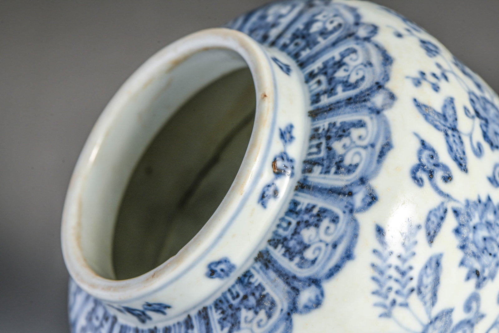 Blue and white scroll-leaf lotus pattern small jar - 5