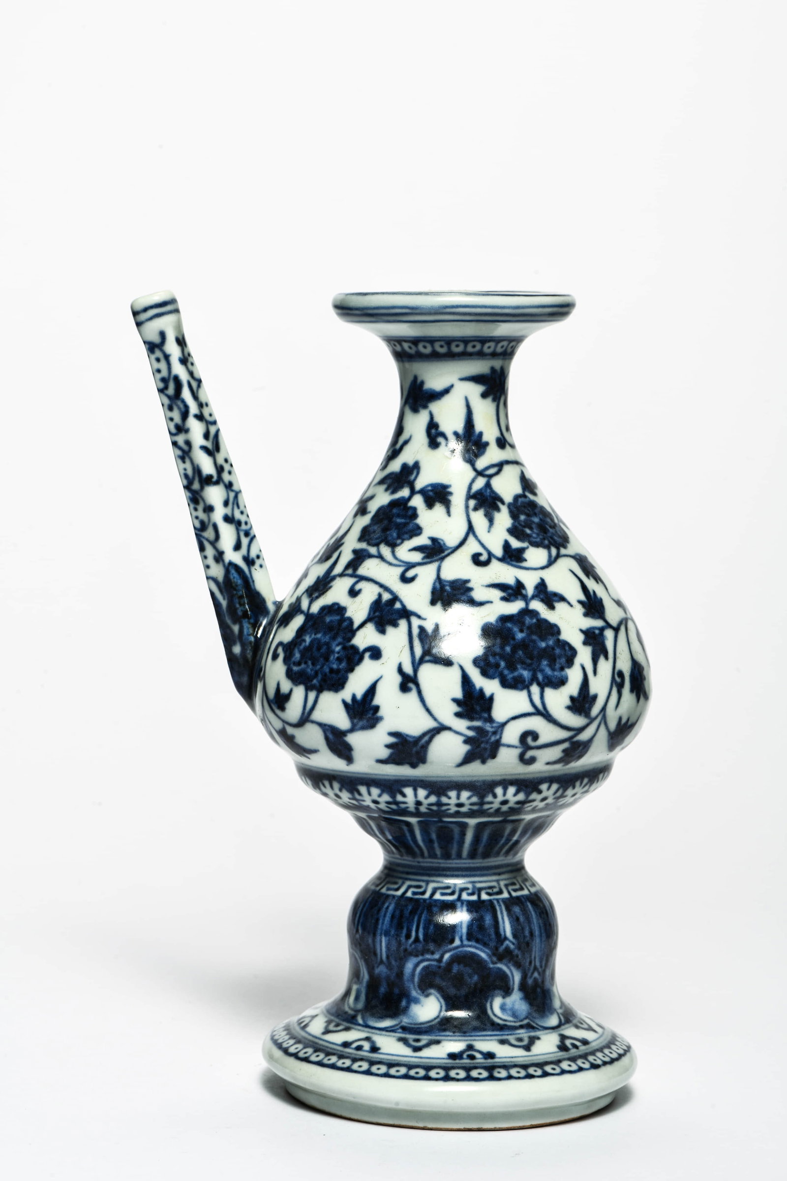 A blue and white 'Interlocking lotus' ewer: A BLUE AND WHITE 'INTERLOCKING LOTUS' EWER Description: Length: 16cm Width: 16cm Height: 22cm