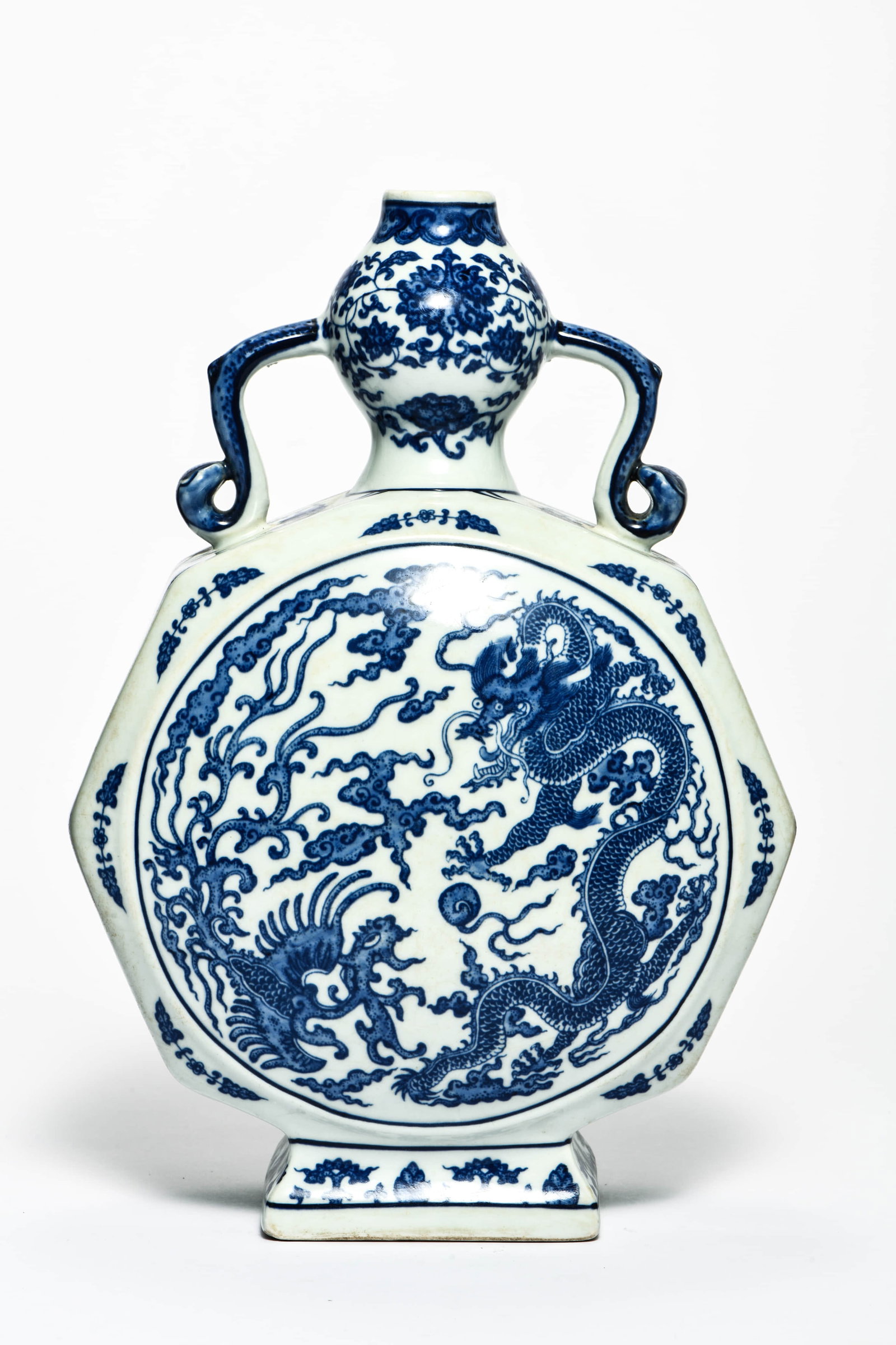 A blue and white 'Cloud and dragon' two-handled garlic-head shaped moonflask: A BLUE AND WHITE 'CLOUD AND DRAGON' TWO-HANDLED GARLIC-HEAD SHAPED MOONFLASK Description: Length: 22cm Width: 22cm Height: 32cm