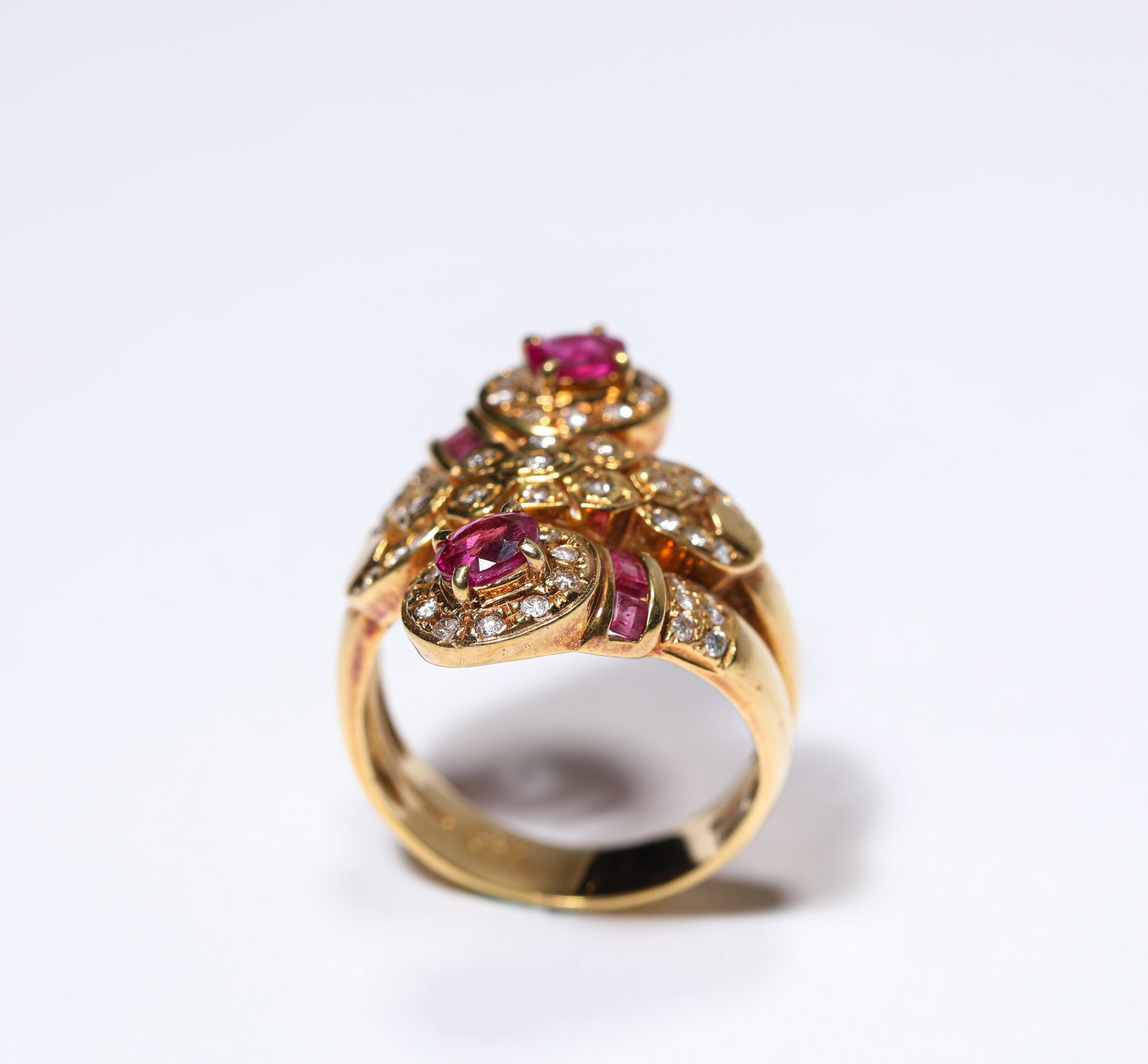A RUBY AND GOLD RING - 3