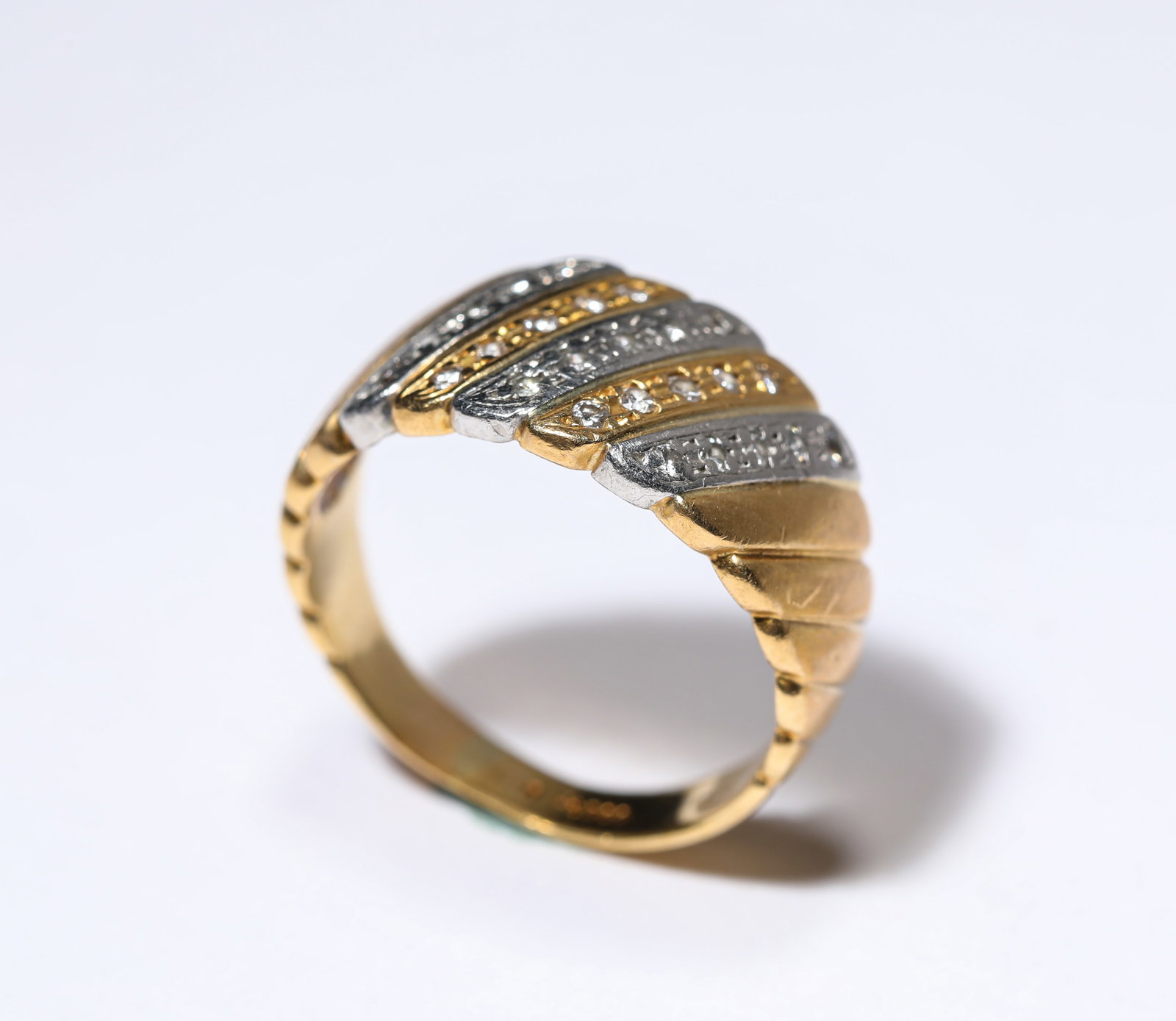 A DIAMOND AND GOLD RING - 2