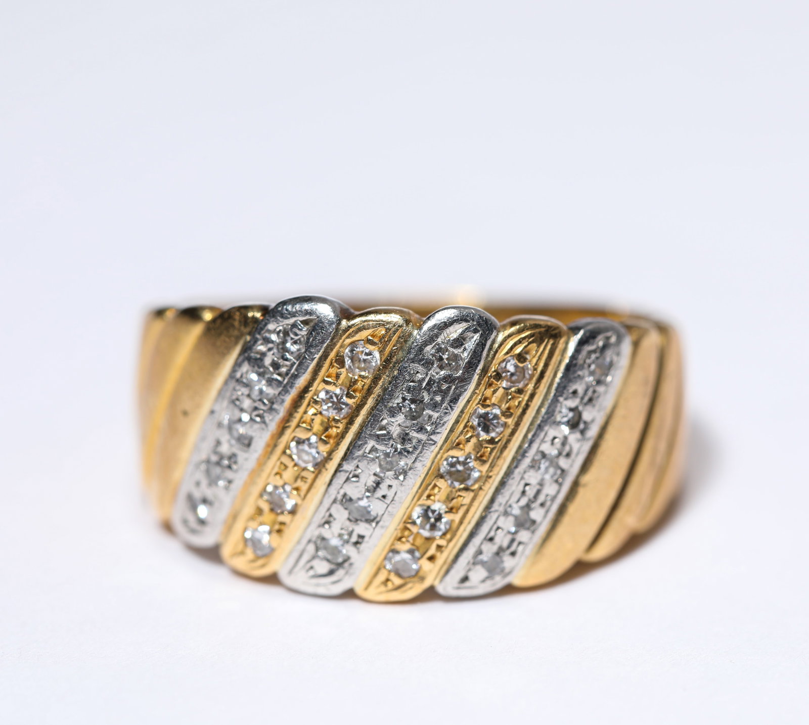 A DIAMOND AND GOLD RING - 3
