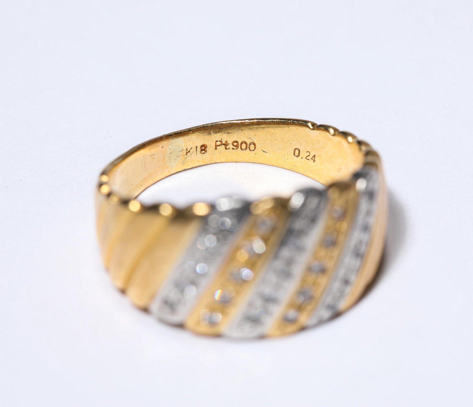A DIAMOND AND GOLD RING - 4