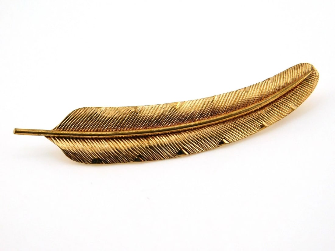 VINTAGE ROLLED YELLOW GOLD GERMANY FEATHER PIN BROOCH: VINTAGE ROLLED YELLOW GOLD GERMANY FEATHER PIN BROOCH Description: Product Description A bright and realistic shaped feather pin. Made in Germany of 10/000 rolled gold. Height: 2 3/4" Width: about
