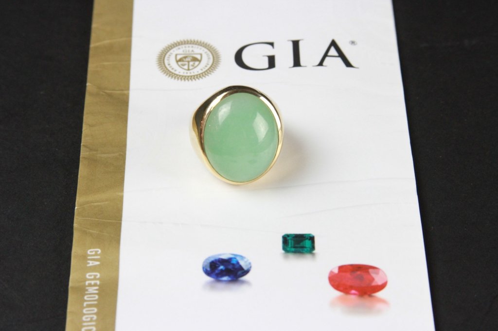 Vintage Gold Ring with Jadeite Top (1 of 4)