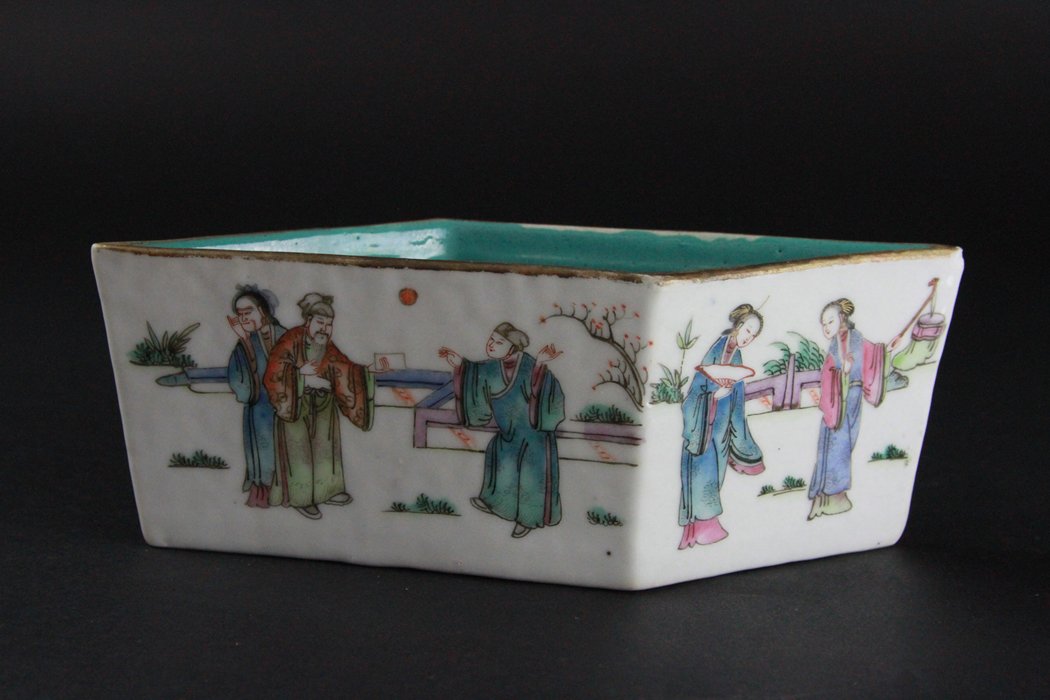 Chinese Famille Rose Brush Washer with Figural Scene (1 of 5)