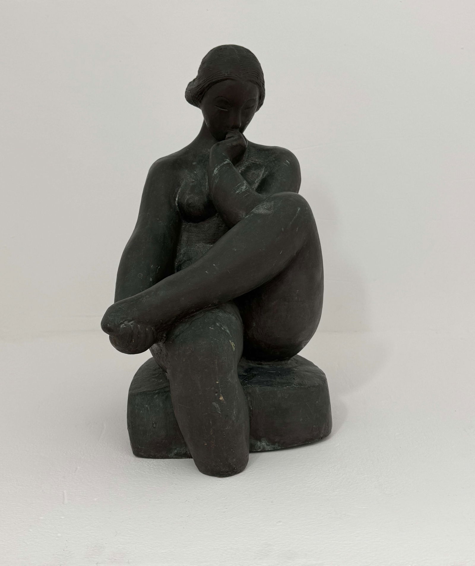 Aharon Friber: Female Model, bronze sculpture, unique cast (1/1), 40 × 25 × 24 cm, signed in Hebrew and English. Art Deco at its finest. A high-quality and rare sculpture.Aharon Friber (1902–1979) was among the
