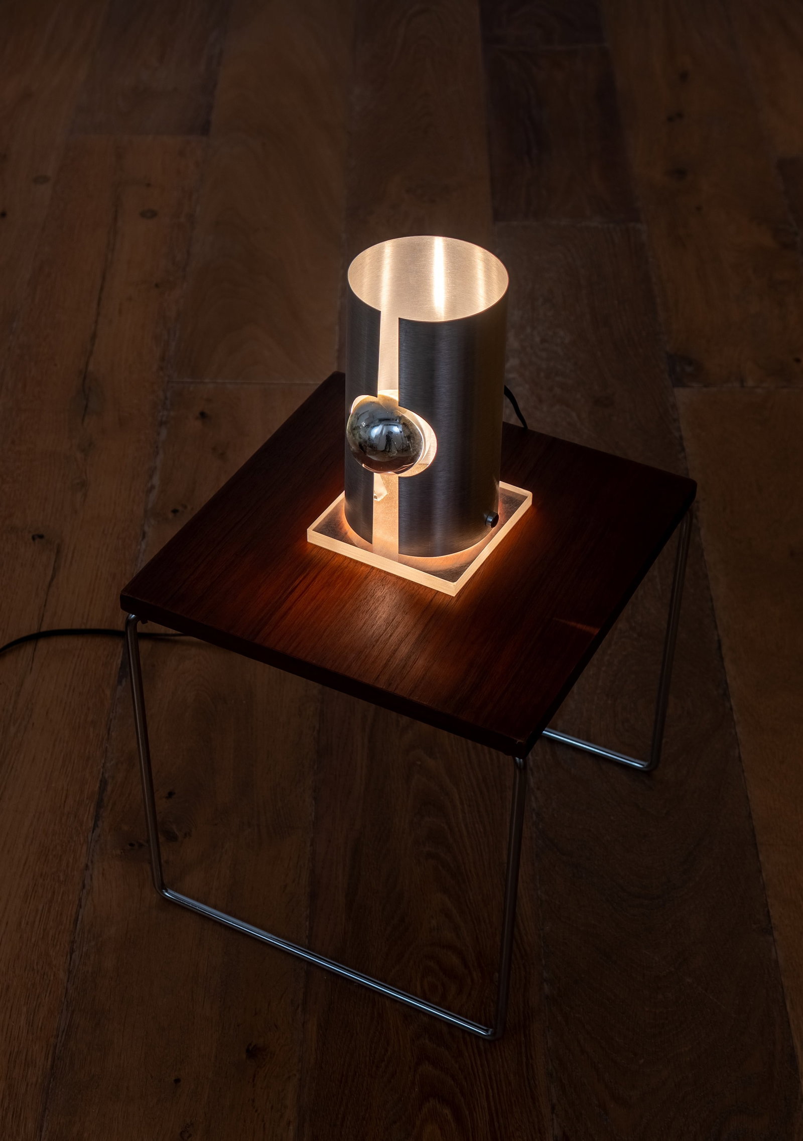 Mid-Century Modern Italian Space Age Table Lamp, 1970s: Table/floor lamp from the 1960s/70s, made of nickel with a perspective base from the space age, Italian made. Height 22, width and depth 13 cm, original bulb, excellent condition.