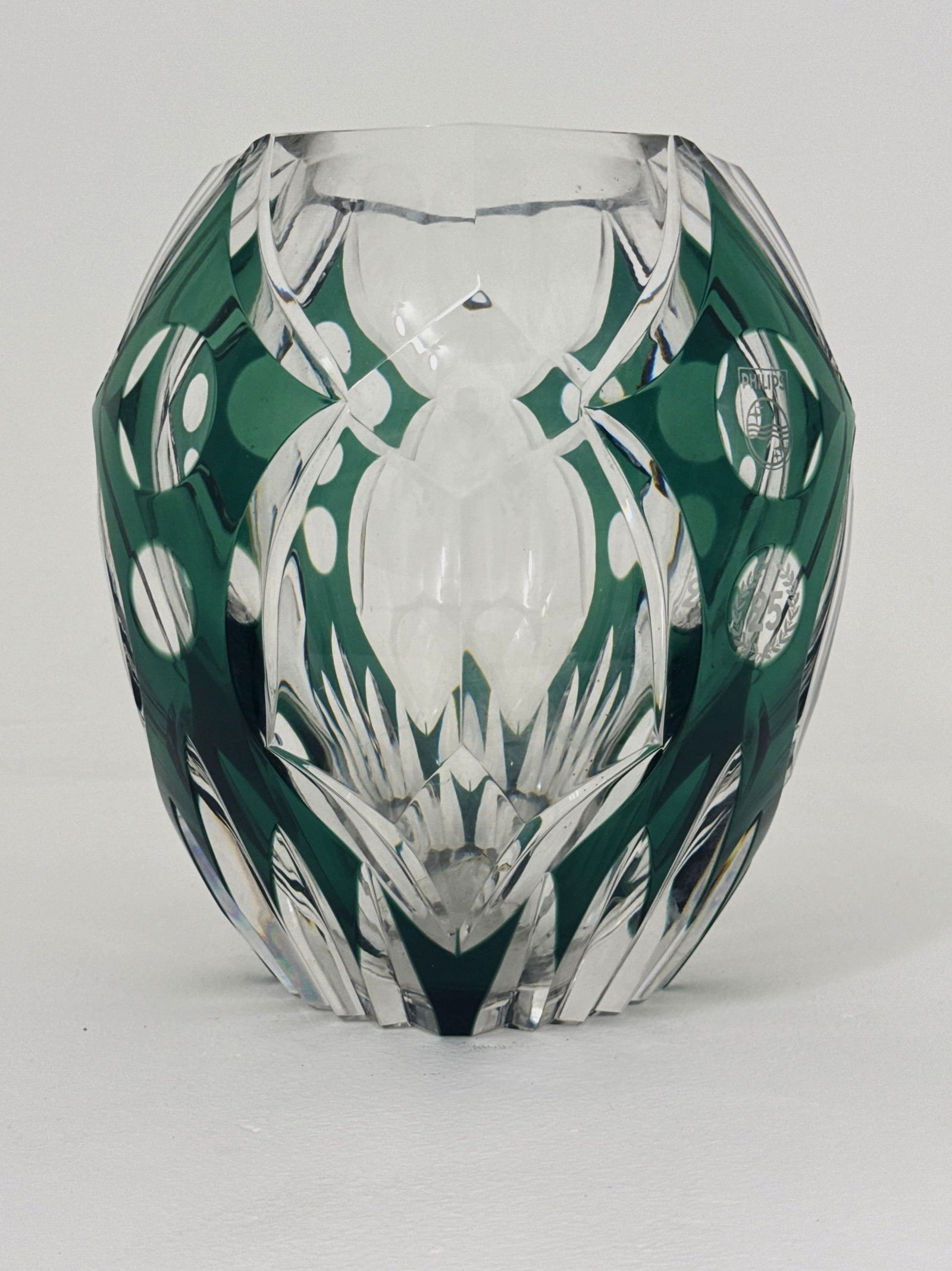 1995 Val Saint-Lambert Carved Crystal Vase - Limited Edition for Philips: A carved crystal vase in a combination of green and clear by Val Saint-Lambert, a rare edition specially produced for Philips as a gift for employees to mark 25 years of service. It is signed, numbere