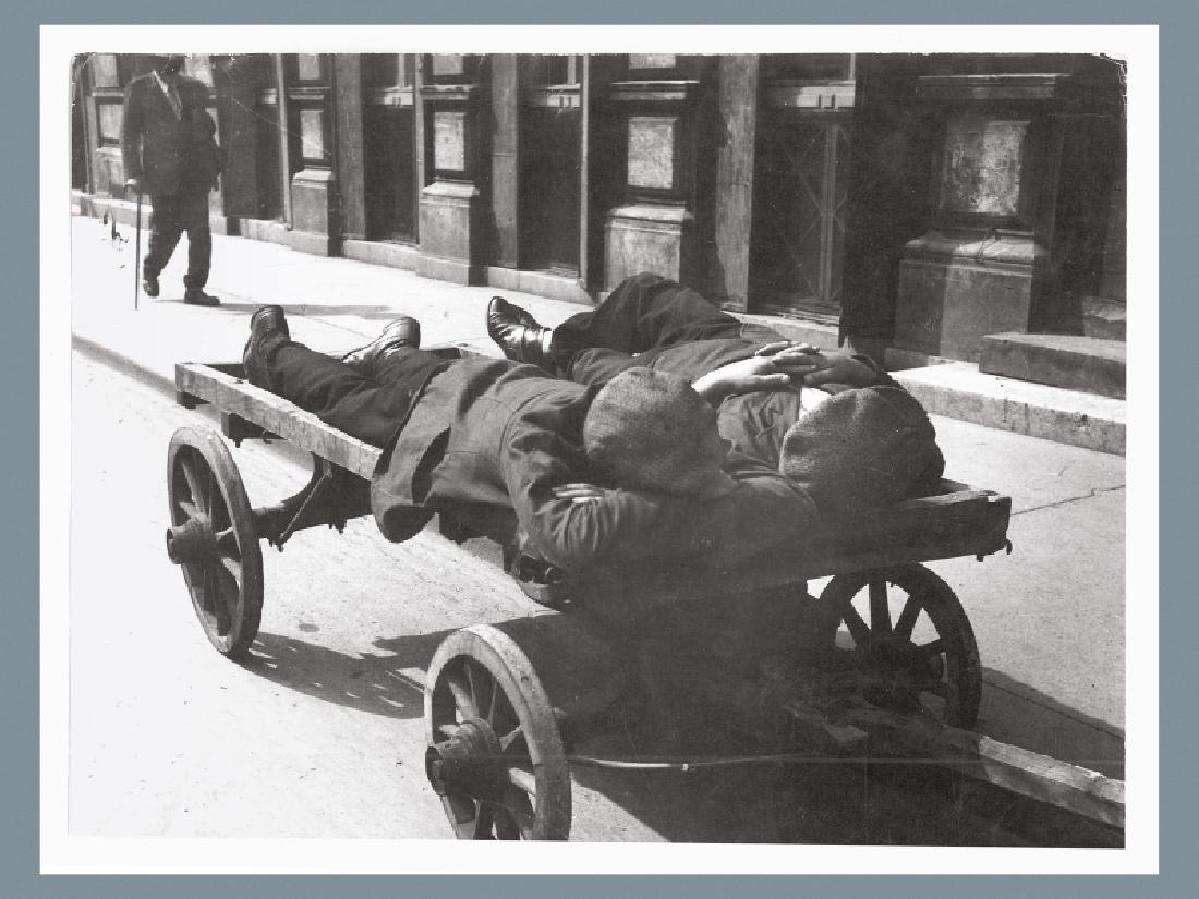 eva Besnyo: Resting bums (Budapest, 1934): 24 x 26.5 cm vintage, gelatin silver enlargement The photoâ€™s top edge and its top right corner is slightly damaged.