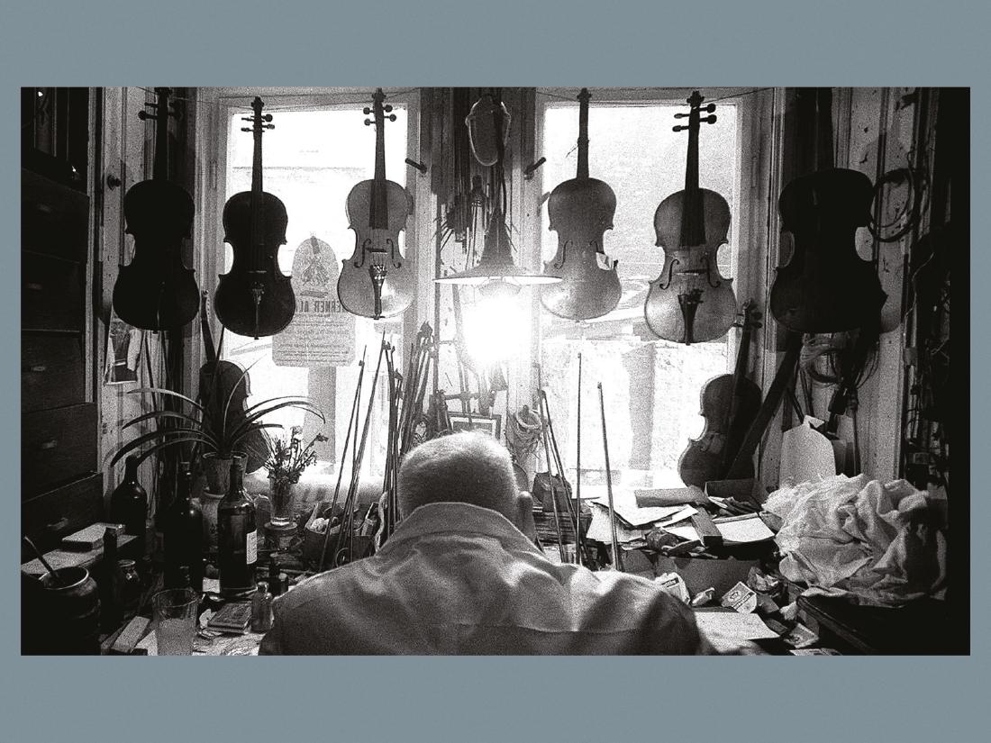 Sandor Kovacs: Violin maker (1970/2011): 30 x 40 cm analog photograph, digitized negative, digital print