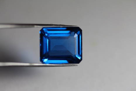 Natural London Blue Topaz 13.93 carats - VVS: Natural London Blue Topaz 13.93 carats... 100% natural earth mined ..irradiation treatment....top luster fire...top color...VVS quality....Origin - Brazil.....Topaz gets its name from the Greek word