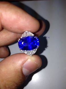 Stunning Natural kashmir Sapphire - Gubelin: The Rarest quality.....you can ever imagine....in Kashmir Sapphire; top luster..(this type of luster is very rare in kashmir sapphires)7.79 carats...msrp 1.5 million; to watch video please copy and