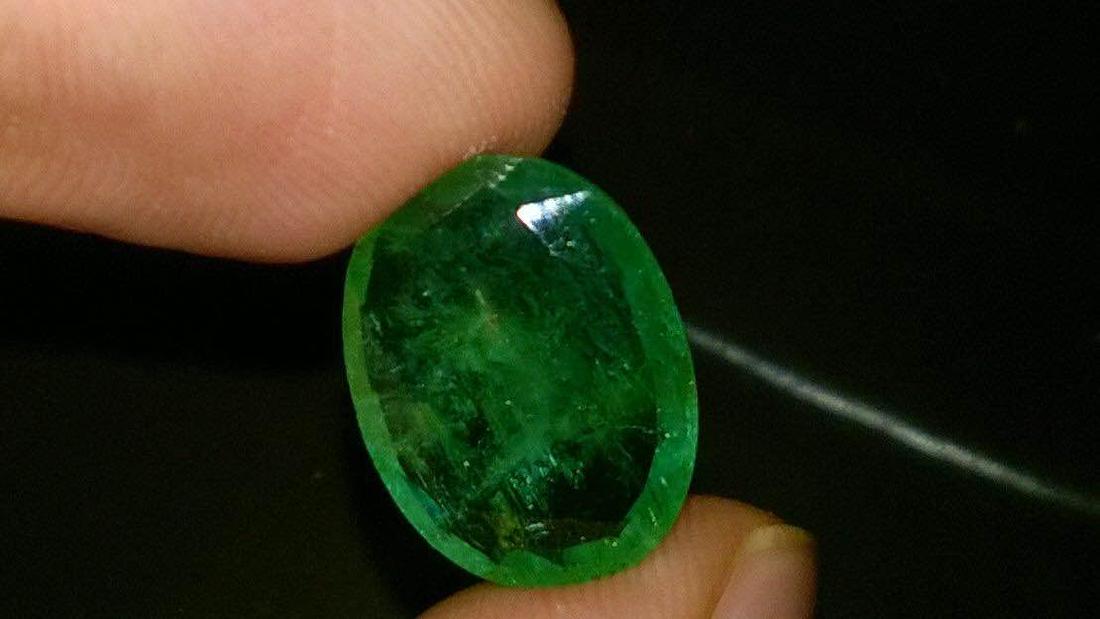 Natural Top Emerald 7.66 Carats - Certified (1 of 2)