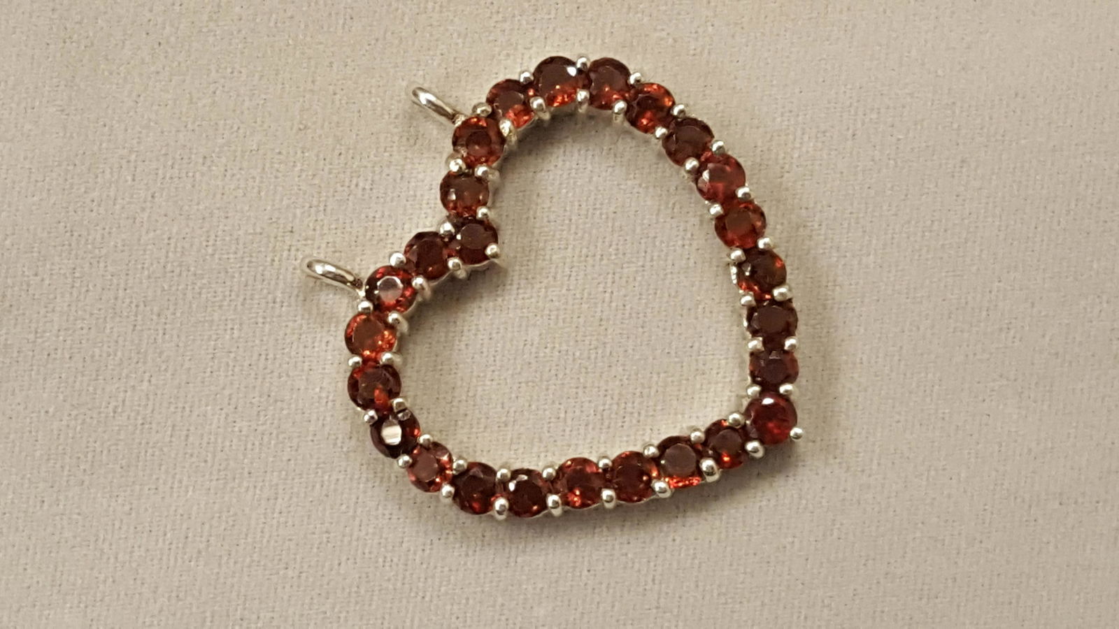 SPARKLING 8.35 CT RED GARNET  HEART PENDANT. (1 of 5)