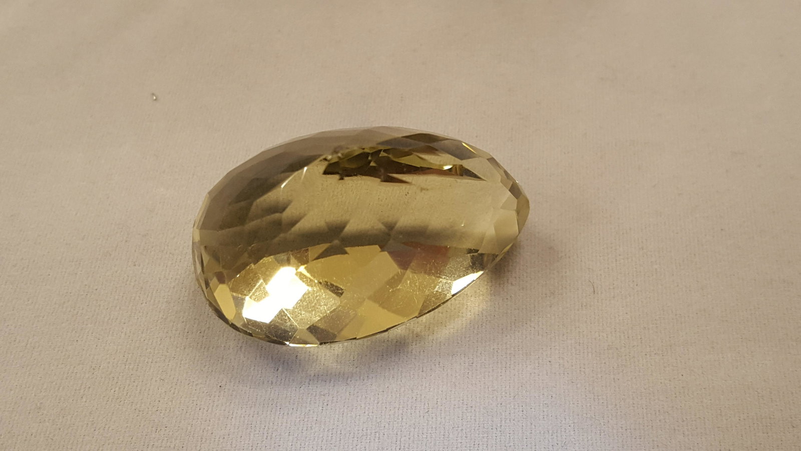 GORGEOUS HUGE 127.50 CT UNHEATED LEMON CITRINE: GORGEOUS HUGE 127.50 CT 100 % NATURAL UNHEATED LEMON CITRINE. FANCY OVAL CUT . NEAR FLAWLESS. SWEET.