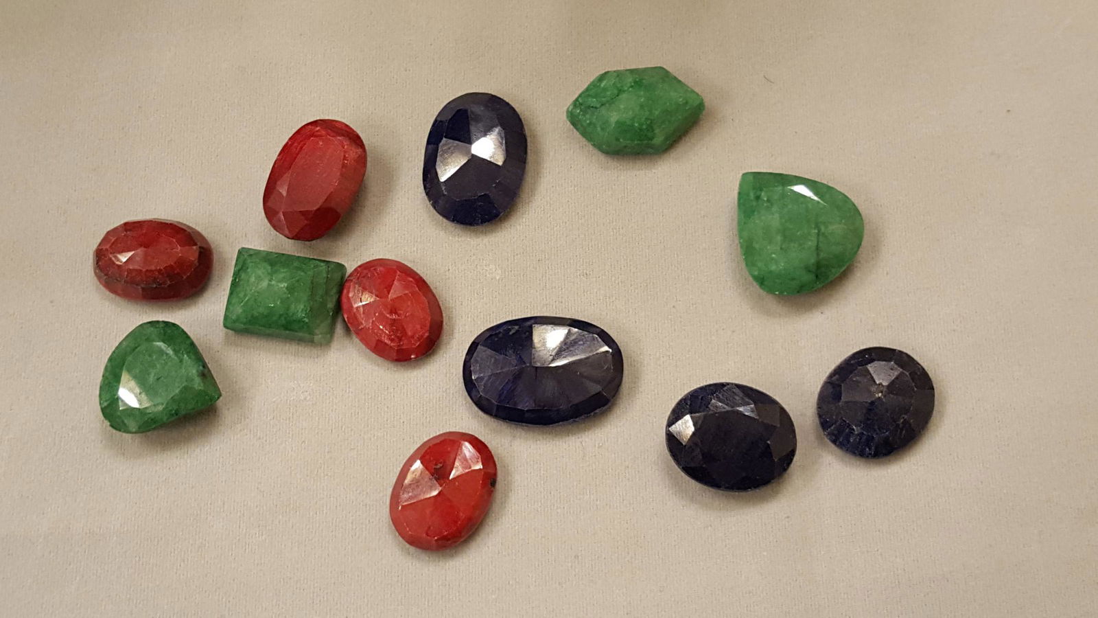 HUGE 185 CTTW  CERTIFIED LOT RUBIES, EMERALDS, (1 of 4)