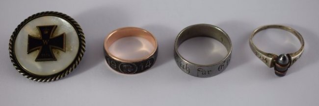 Collection of objects from the 1 World War: Great collection of four objects from the first world war.1 Ring genuine gold & iron 1914 Emperor Franz Joseph of Austria, 3.3 grams. 1 ring genuine gold I gave for iron. 1 ring custom-made with a sma