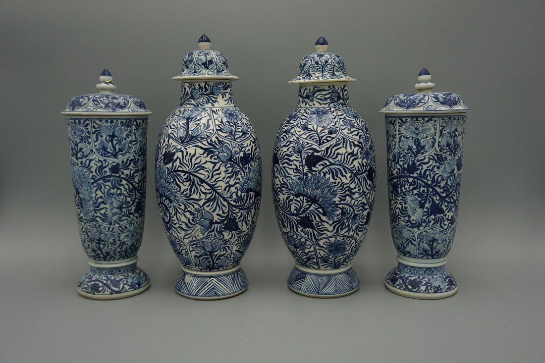 A set shipwreck chinese blue white beakers and vases: A set shipwreck chinese blue white beakers and vases,circa 1690two beakers:H 10 1/2"two vases:H 12"