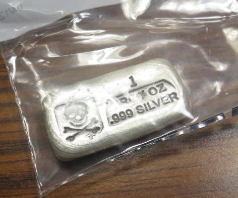 1 oz Silver Skull n Crossbones Poured Bar (1 of 1)