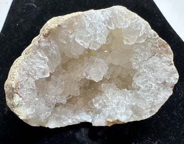 139.5 gram Natural BEAUTIFUL Crystal Geode