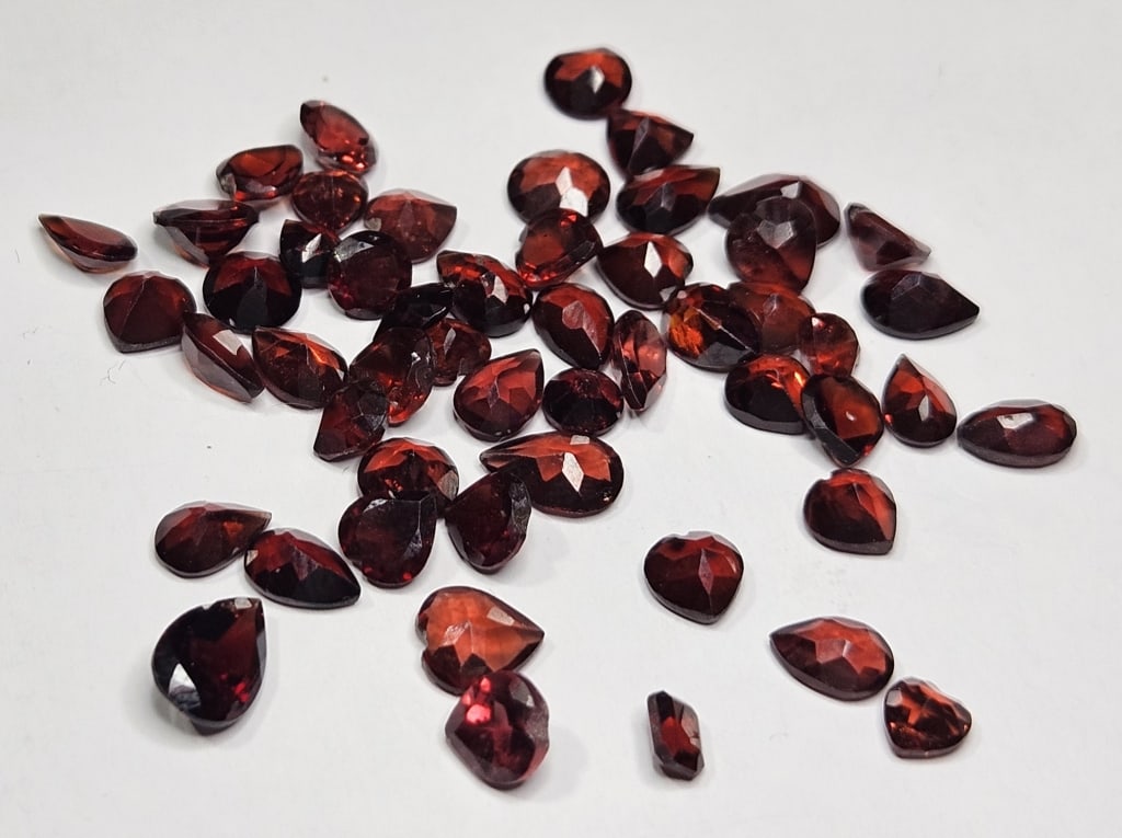 26.60 tcw. GRADE AAA Natural Garnet Gem Parcel: Item is the exact item in the image - Bidder is responsible for all value and grad determination - Please review all terms prior to plaicng any bids- All sales fianl and all bids are an agreement to p