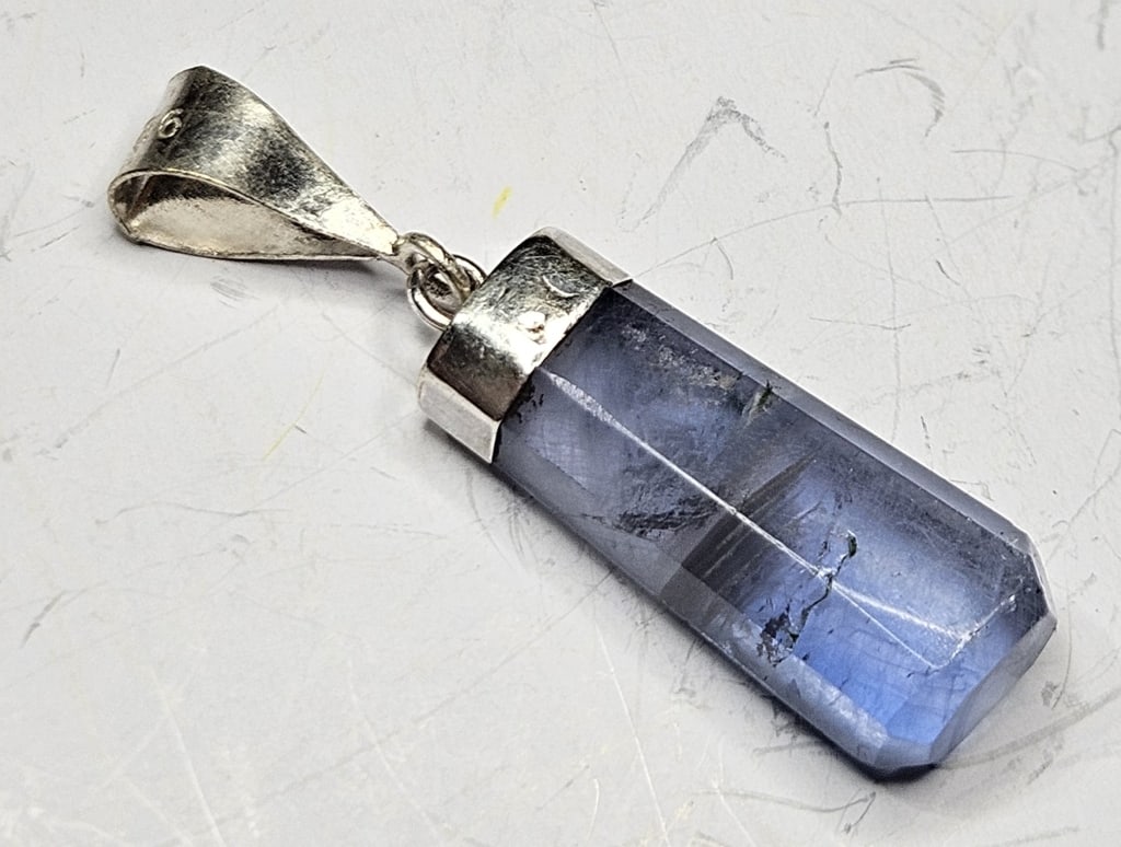 Blue Flourite Pendant Point in Sterling: Item is the exact item in image - Bidder is responsible for all value and grade determination - Please review all terms prior to placing any bids- Any bid is an agreement to all terms and conditions