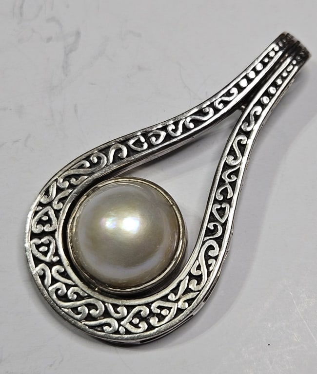 Balinese Mabe Pearl Sterling Pendant: Item is the exact item in the image- Bidder is responsible for all value and grade dtermination - Please review all terms and conditions prior to placing any bids-