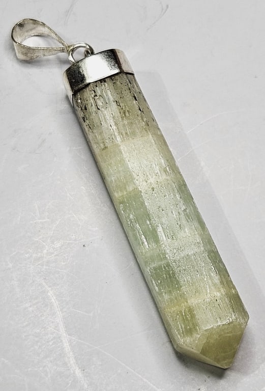 Pistachio Pendant Point in Sterling: Item is the exact item in image - Bidder is responsible for all value and grade determination - Please review all terms prior to placing any bids- Any bid is an agreement to all terms and