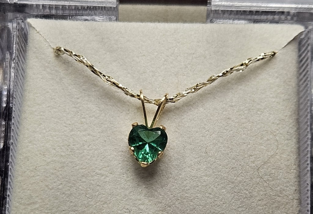 14k YG Heart Mt. St. Helens Obsidianite Pendant: Item is the exact item in image - Bidder is responsible for all value and grade determination - Please review all terms prior to placing any bids- Any bid is an agreement to all terms and