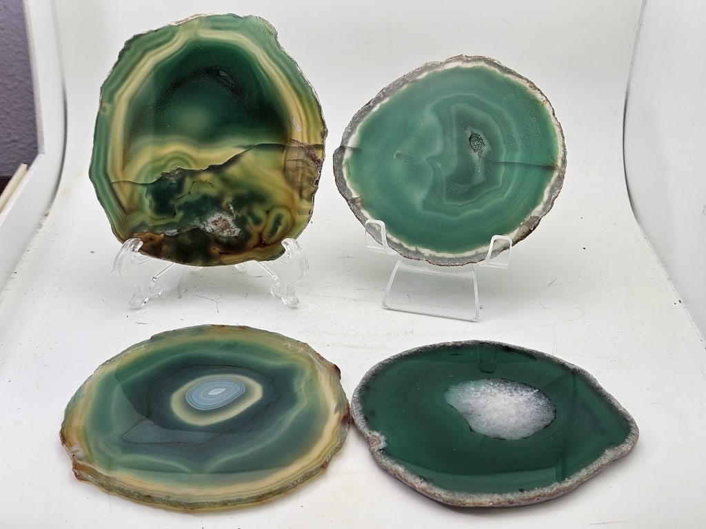 Set of 4 Agate Slice Slabs Coaster Set: Item is the exact item in the image - Please review all terms and conditions prior to placing any bids - Bidder is responsible for all value grade dtermination - All sales final and any bid is an