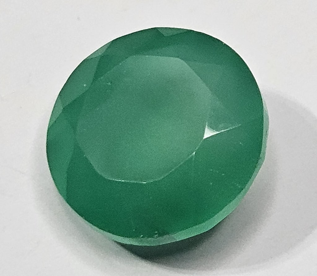 7.70 ct. Natural Green Onyz Faceted gemstone: Items are as described in the tile - Please use the image to verify the item - Please review the entire terms and conditions prior to placing any bids- All sales final -