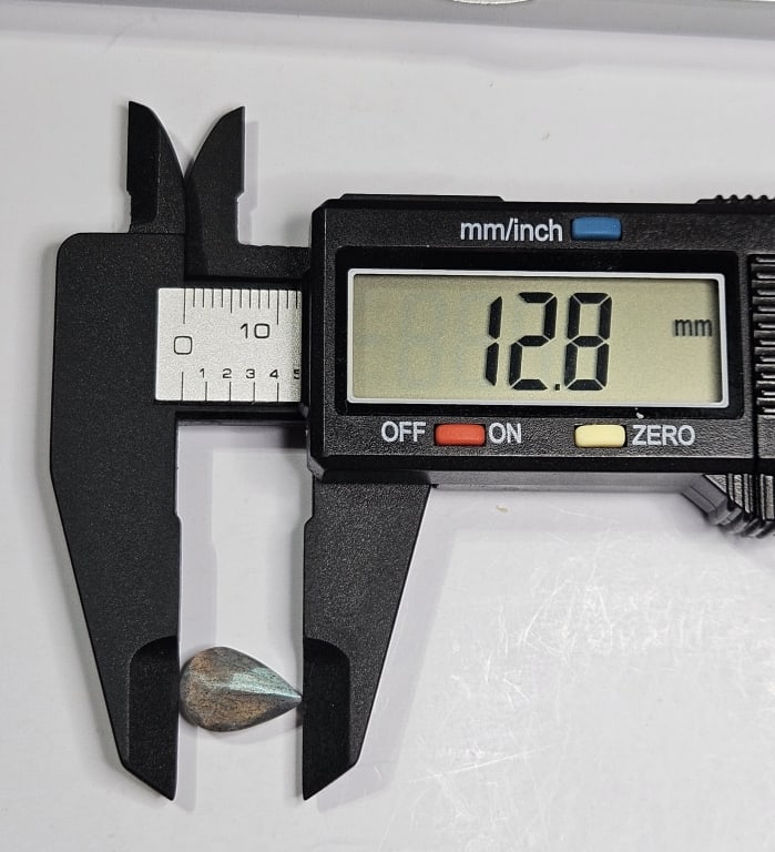 2.70 ct. Natural Labradorite Gemstone - 3