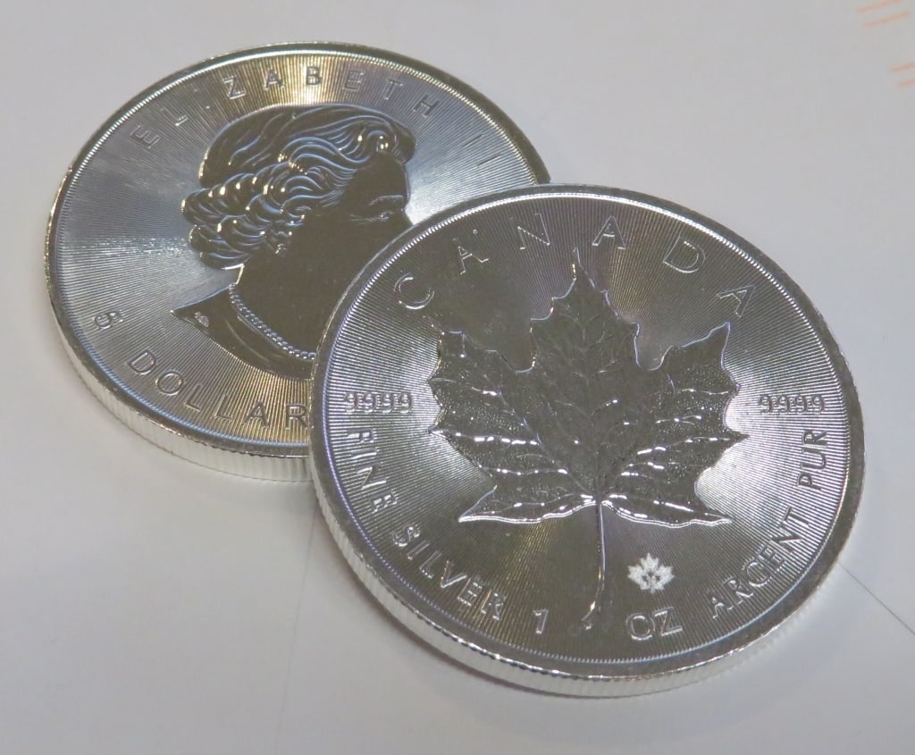 One Random Date Canadian Silver Maple Leaf: Items will be as described in title and shown in image. Please review all terms prior to placing a bid. All bids are acceptance of all terms.