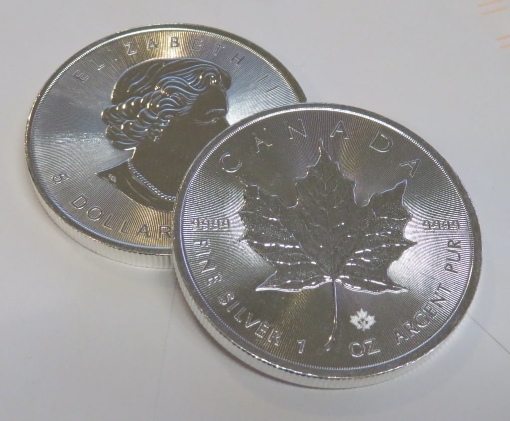 One Random Date Canadian Silver Maple Leaf: Items will be as described in title and shown in image. Please review all terms prior to placing a bid. All bids are acceptance of all terms.