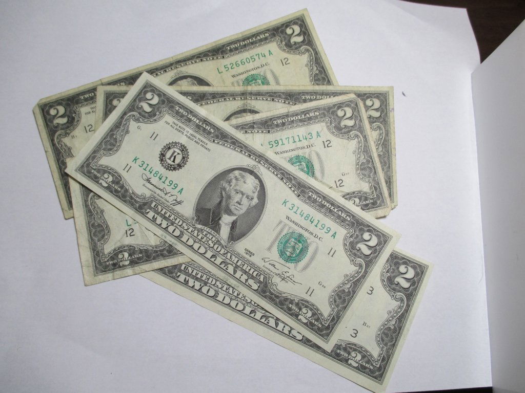 (5) 1976 Green Seal $2 Federal Reserve Note (1 of 2)