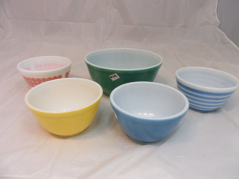 Lot of 5 Pyrex Bowls: Some rare bowls in this lot. All are in good condition. Some have normal wear.