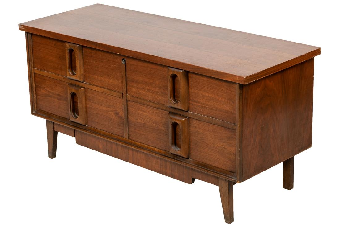 Lane - Cedar Chest: Description - Lane cedar chest. Dimensions - 22" x 44" x 17"