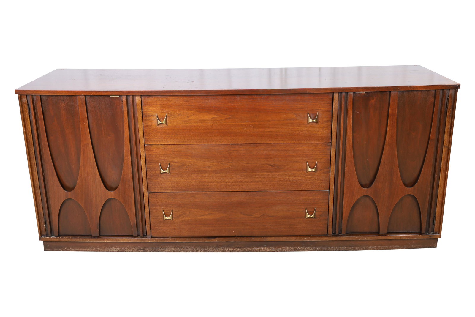 Broyhill Brasilia Credenza/Dresser: Broyhill Brasilia Credenza/Dresser. Dimensions 31x72x19